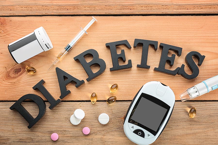 Bild mit Spritze und Tabletten zum Thema Diabetologie in der Praxis an der Kreuzkirche, Herne